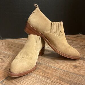 Preowned Frye ankle suede ankle boots size 7 1/2 B in tan